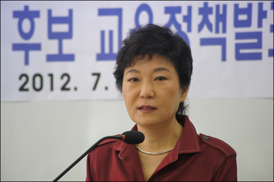 새누리당 박근혜 전 비대위원장이 남부권 신공항 건설을 대선공약으로 내놓을 것이라고 밝혔다.