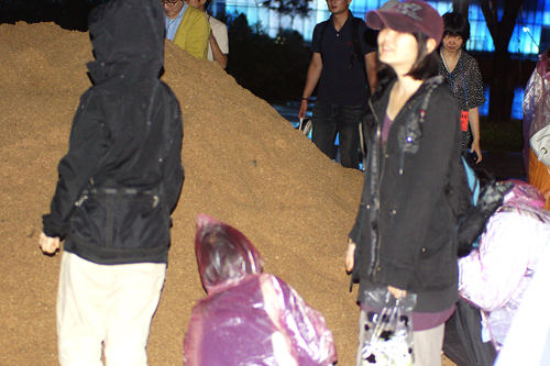 지난 15일 한강 세빛둥둥섬을 배경으로 진행된 2012 서울변방연극제 참가작 '모-래', 공연 후 관객들이 트럭에 실려 온 내성천 모래를 발로 밟으며 체험하고 있다