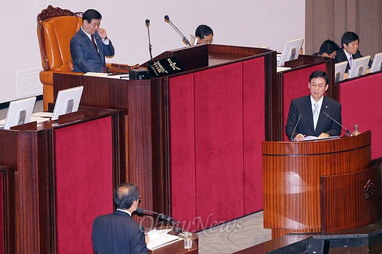  18일 국회 정치분야 대정부질문에서 정우택 새누리당 의원이 김황식 국무총리에게 질의하고 있다.