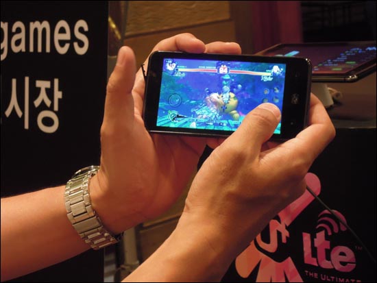 LG유플러스의 클라우드 게임을 스마트폰으로 플레이하는 모습이다.