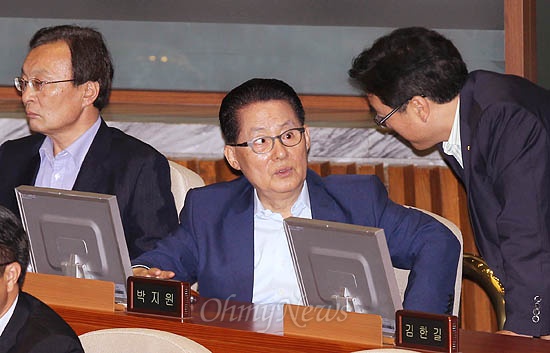 저축은행으로부터 금품을 수수한 혐의 등으로 검찰 수사선상에 오른 박지원 민주통합당 원내대표가 검찰 소환에 불응키로 한 가운데 18일 국회 본회의장에서 우원식 의원과 얘기를 나누고 있다. 왼쪽은 이해찬 대표. 