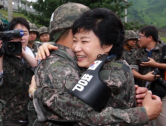 대선 출마를 선언한 박근혜 새누리당 예비후보가 18일 오후 강원도 철원군 육군 3사단 백골부대를 방문한 뒤 배웅나온 국군장병들을 포옹하며 격려하고 있다.