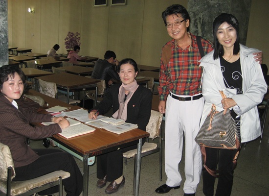 인민대학습당 열람실에서 사전을 펴 놓고 영어공부를 하는 북한주민들.