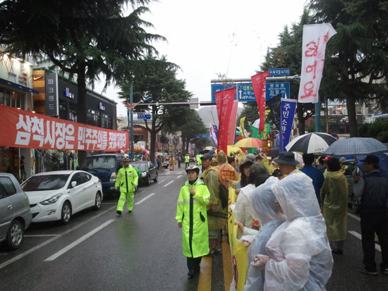 탈핵희망버스대원들과 삼척핵발전소 반대 대책위가 함께한 거리 시위모습 