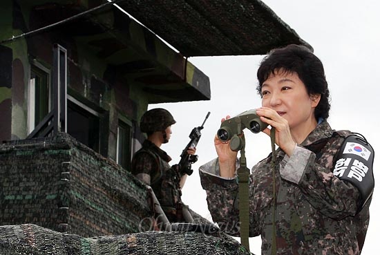 대선 출마를 선언한 박근혜 새누리당 예비후보가 18일 오후 강원도 철원군 육군 3사단 백골부대를 방문해 최전방초소에서 전방을 둘러보고 있다.