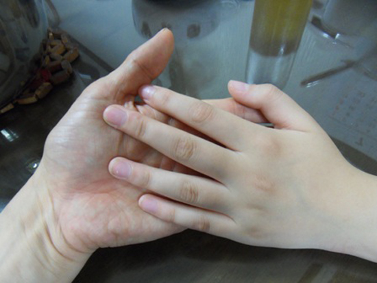 오랜만에 식탁에서 아빠의 손위에 작은 딸의 손이 포게졌다.