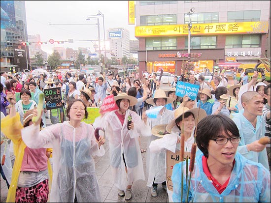 18일 오후 서울 중구 정동 대한문 앞에서 열린 유기농 집회에서 참가자들은 촛불 대신 호박, 가지, 오이를 들고 정부의 두물머리 공사 강행을 규탄했다. 