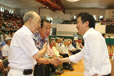 충북 청주 올림픽기념관에서 민주당 대권후보로 나선 김영환 의원이 지지자들과 만나 인사를 하고있다.