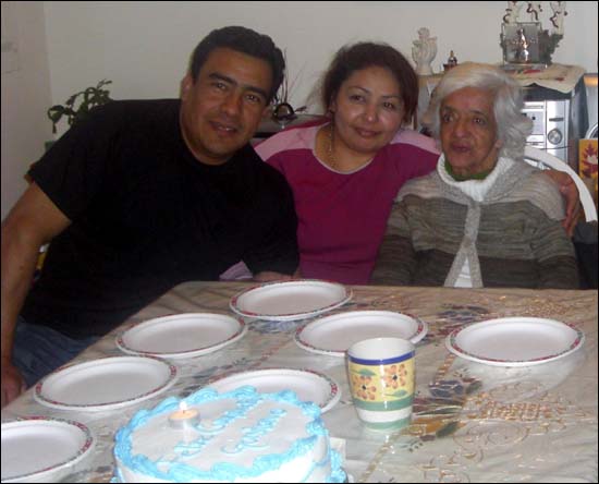 크리스티안 부모님과 할머니. 아버지는 불법체류자로 1년 옥살이를 하고 과테말라로 추방되었다. 