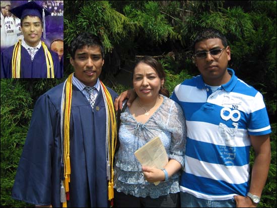 아버지가 빠진 크리스티안의 고등학교 졸업식 사진. 엄마와 형이 함께 했다. 