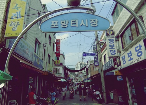 조촐한 가게들이 올망졸망 모여있는 홍제천가의 작은 시장