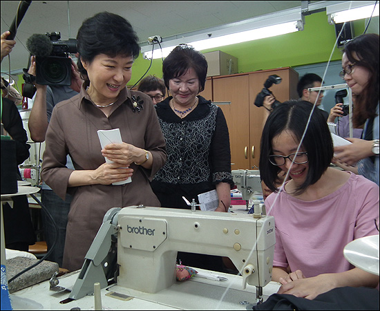 19일 여성정책발표를 위해 남구 부산여성회관을 찾은 박근혜 새누리당 의원이 양장 실습실을 찾아 창업을 준비하고 있는 여성 교육생과 이야기를 나누고 있다.