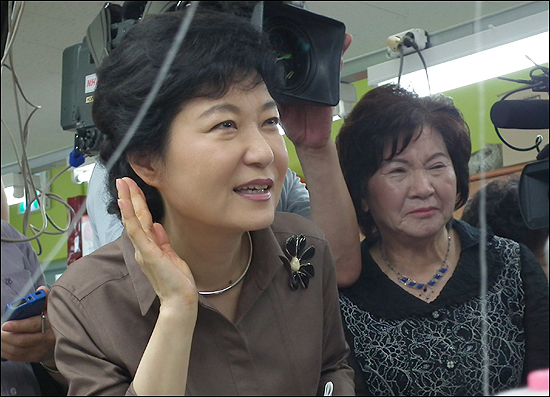 19일 부산 남부 대연동에 위치한 부산 여성회관을 찾은 박근혜 새누리당 의원이 질문 소리가 잘 들리지 않자 손을 귀 옆에다 대고 질문을 듣고 있다. 
