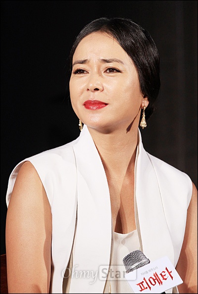  19일 오후 서울 정동 성공회성당에서 열린 영화<피에타> 제작보고회에서 잔인한 비밀을 가진 엄마라는 여자 역의 배우 조민수가 배역에 어울리는 모습으로 질문을 듣고 있다.