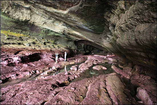 붉은콧구멍으로 불리는 제2동굴은 붉은 빛을 띠고 있다. 