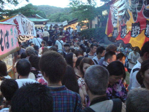 　　축제의 볼거리는 사람구경입니다. 기온마츠리가 열리는 교토는 어느 곳에 가도 사람이 넘칩니다. 야사카진자 입구에 설치된 포장마차와 사람들입니다.