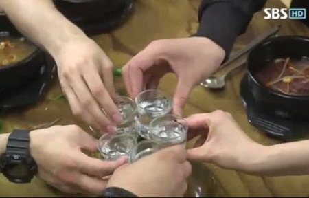  박기영에게는 함께 술잔을 기울일 수 있는 동료들이 있다. SBS <유령> 속 한 장면.
