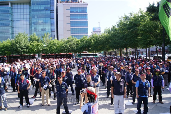  전국건설노조 대경지부는 20일 오전 대구국채보상기념공원에서 집회를 갖고 '임금인상 일괄적용'을 요구했다.