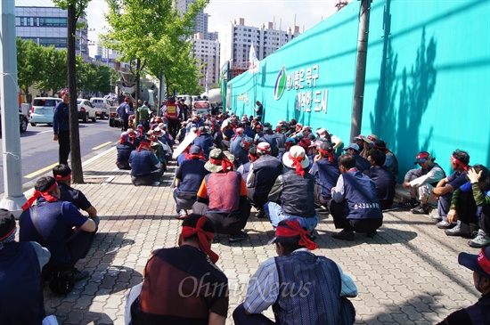  대구국채보상기념공원에서 집회를 마친 건설노동자들은 쌍용건설에서 아파트를 짓고 있는 침산동 무림제지 현장을 찾아 임금인상 일괄적용을 외치며 집회를 가졌다.