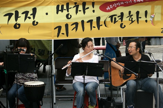 민예총 인천지부 소속 음악인들의 공연 모습