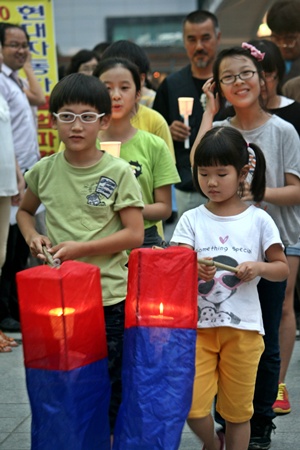 청사초롱을 들고 촛불 의식을 위해 등장하고 있는 아이들