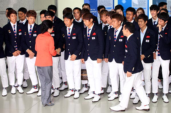 새누리당 대선예비후보인 박근혜의원이 20일 오후 인천공항 출국장에서 런던을 향해 출국하는 '2012 런던올림픽'에 참가하는 대한민국 선수단 찾아 격려하고 있다.
