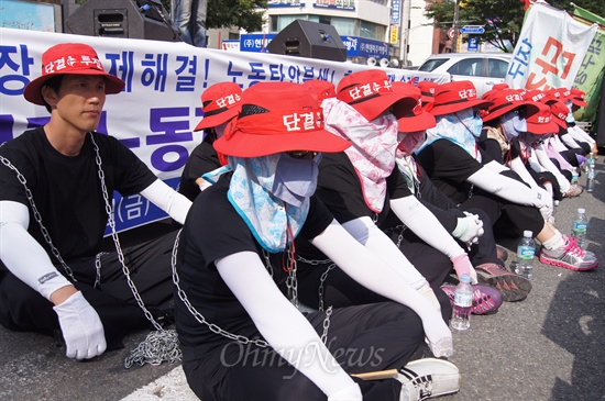 시지노인병원 노동자들이 지난 7월 20일 대구시청 앞에서 열린 노동자 투쟁 단결대회에서 목에 쇠사슬을 걸고 대구시에 노사문제 해결을 촉구하고 있다.