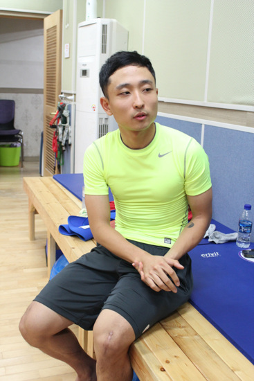  쇼트트랙 이현성(25.인천시연맹) 선수 인터뷰 질문을 듣고 있다 