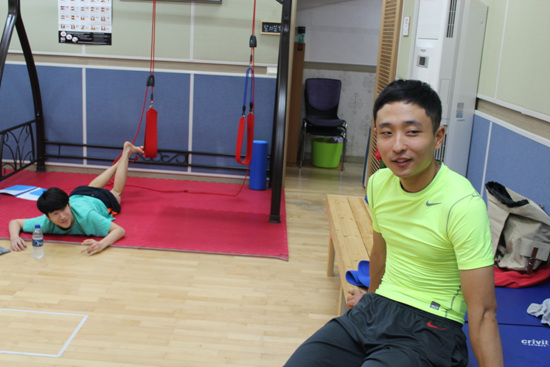  이현성 선수(오른쪽)와 김환이(왼쪽) 선수가 함께 인터뷰 내용을 듣고 있다 