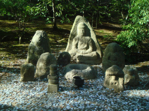 　　금각사 절 안에 있는 지장보살입니다. 주위에 여러 나라의 많은 동전이 던져져 있습니다. 일본에서도 교토에는 지장보살상이 많습니다. 이것은  교토의 역사와 관계가 깊습니다.