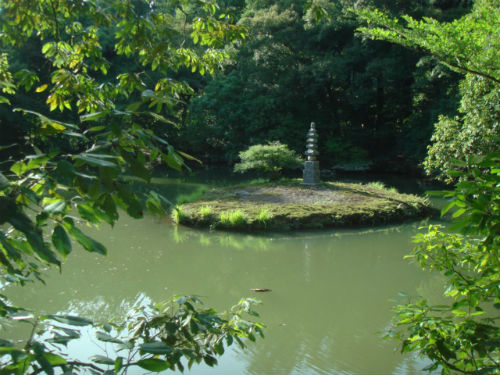 　　섹카타이 다실 앞에 있는 안민타쿠(安民澤) 연못입니다. 한 가운데 있는 탑을 백사(白蛇)무덤이라고 합니다. 