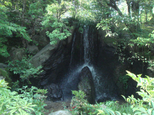 　　안민타쿠(安民澤) 연못에서 떨어지는 물이 만드는 류몬타키(龍門？) 폭포입니다. 폭포 아래 있는 돌을 잉어 돌이라는 뜻으로 리교세키(鯉魚石)라고 합니다. 