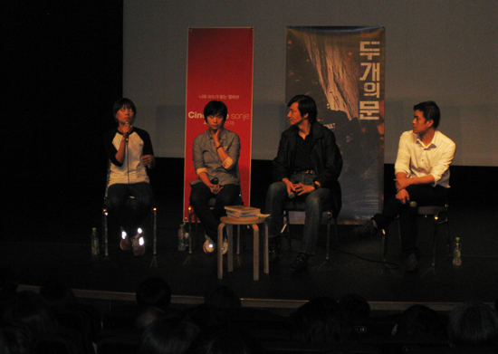  영화 상영 직후 '관객과의 대화'에 참여하고 있는 (왼쪽부터) 홍지유 김일란 감독, 조국 교수, 이송희일 감독. 