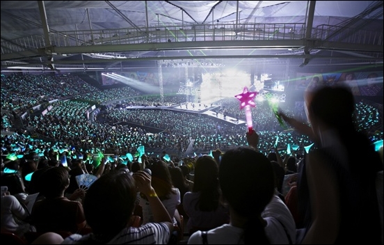  샤이니의 두 번째 단독 콘서트 <샤이니 월드 2 인 서울>이 열린 서울 송파구 방이동 올림픽공원 내 체조경기장 전경 