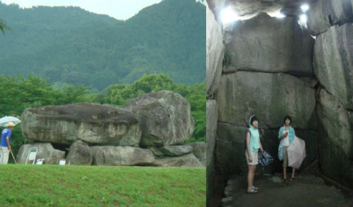 　　이시부타이 무덤입니다. 사진 왼쪽은 위에서 본 전체모습이고, 오른쪽은 내부 모습니다. 위에 놓인 돌은 각각 77 톤과 64 톤이라고 합니다.