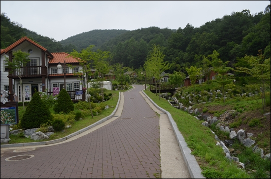 아쿠아틱리조트 북한강을 품고 있는 이곳을 찾는 사람들은 온화함을 잃지 않는다.