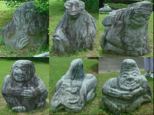 　　아스카 자료관 정원에 있는 여러 모양 돌입니다. 사람이나 원숭이 모습 석상으로 무덤 부근에서 주로 발견된 것입니다.  