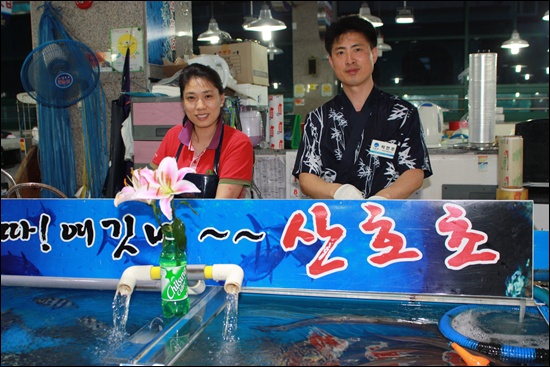 여수산물특화시장에서 9년째 장사를 해온 산호초 횟집 박현주씨와 김경순 부부는 소문난 칼잡이다.