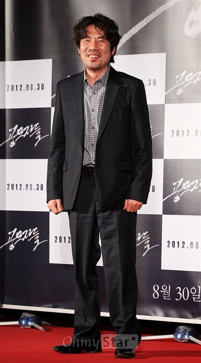  23일 오전 서울 동대문 메가박스에서 열린 영화<공모자들> 제작보고회에서 출장외과의 경재 역의 배우 오달수가 포토타임을 갖고 있다.