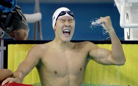  2008 베이징올림픽 400m 자유형에서 가장 먼저 들어온 박태환이 세레머리를 하고 있다.