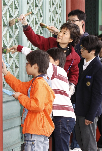 박근혜 새누리당 의원이 2009년 11월 8일 경희궁에서 미니홈피 900만 방문자 기념행사로 숭정전 문을 청소하는 봉사활동을 하고 있다.