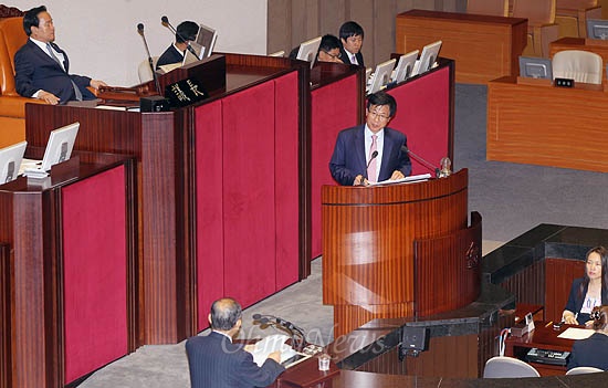  신경민 민주통합당 의원이 7월 23일 국회 교육사회문화분야 대정부질문에서 MBC 파업사태에 대한 이계철 방통위원장의 책임을 추궁하고 있다.