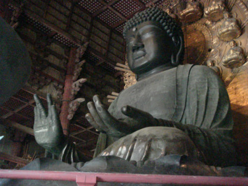 도다이지(東大寺) 다이부츠덴(大佛殿)에 있는 비로자나불입니다. 비로자나불은 보통 지권인(왼손 집게손가락을 뻗치어 세우고 오른손으로 그 첫째 마디를 쥐는 것)을 하고 있는데 이것은 다릅니다.