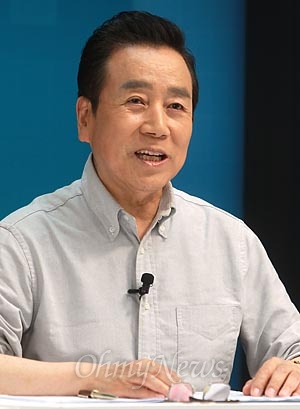 김정길 후보가 24일 오후 마포구 상암동 <오마이뉴스>에서 열린 '민주통합당 대선후보 예비경선 토론'에서 발언하고 있다.