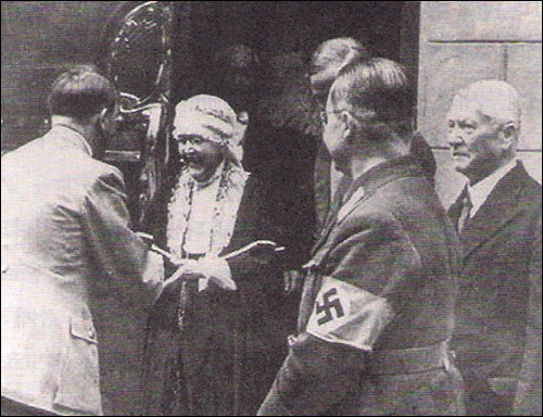 히틀러를 만나는 니체의 여동생 엘리자베트. 반유대주의를 둘러싸고 오빠와 불화를 빚었다고 한다. 저자는 니체는 반유대주의 운동을 혐오하고 명백하게 반대했다고 전했다
