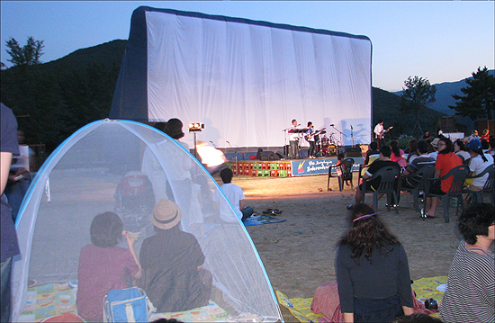  자유롭게 영화를 보는 정동진영화제 풍경. 모기장 텐트는 사연공모를 통해 영화제 측에서 관객들에게 제공하는 로열석이다