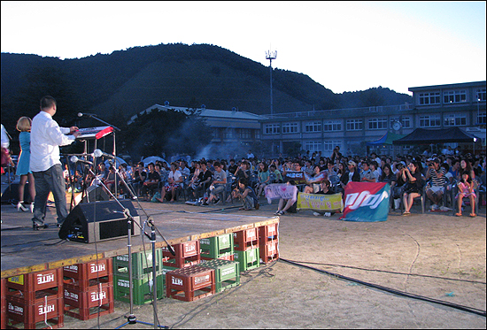  2011년 정동진영화제 개막 축하공연에 열광하고 있는 관객들
