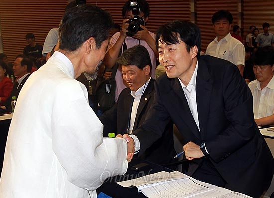 강기갑 대표와 이석기 의원 '불편한 악수' 통합진보당이 이석기, 김재연 의원의 제명 처리 문제를 놓고 내홍을 겪고 있는 가운데, 25일 오후 서울 용산구 백범기념관에서 열린 통합진보당 중앙위원회에 강기갑 통합진보당 대표가 참석해 이석기 의원과 인사를 나누고 있다.