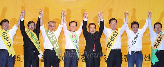 민주통합당 대선 예비경선 후보들이 25일 광주 김대중컨벤션센터에서 합동연설회를 연뒤 손을 맞잡고 선전을 다짐하고 있다.