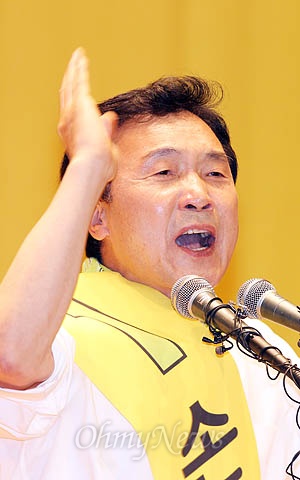 손학규 민주통합당 대선 예비후보가 25일 광주 김대중컨벤션센터에서 지지를 호소하며 연설하고 있다.